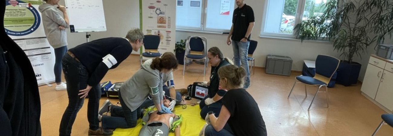Wiederbelebungs-Übung am Dummy